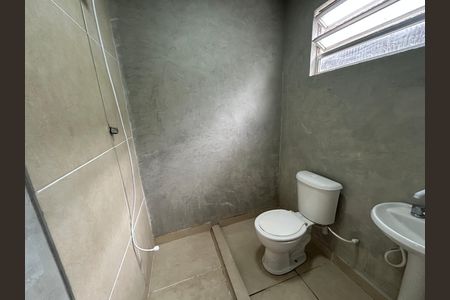Banheiro de kitnet/studio para alugar com 1 quarto, 40m² em Bento Ribeiro, Rio de Janeiro