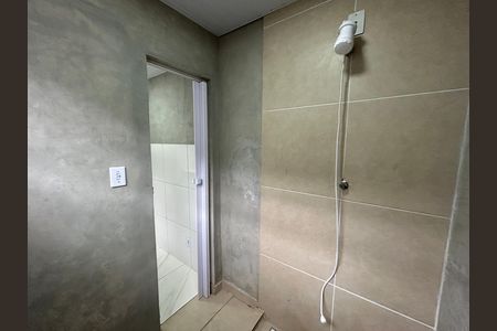 Banheiro de kitnet/studio para alugar com 1 quarto, 40m² em Bento Ribeiro, Rio de Janeiro