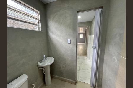 Banheiro de kitnet/studio para alugar com 1 quarto, 40m² em Bento Ribeiro, Rio de Janeiro