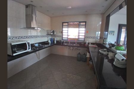 Casa para alugar com 7 quartos, 300m² em Nacional, Contagem