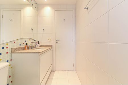 Apartamento à venda com 243m², 3 quartos e 3 vagas Apartamento à venda com 243m², 3 quartos e 3 vagasBanheiro da Suíte 2