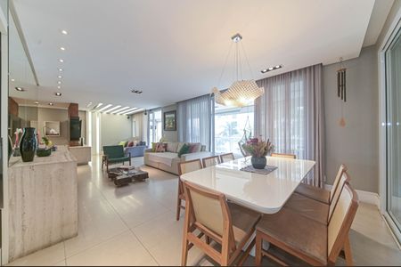 Apartamento à venda com 243m², 3 quartos e 3 vagas Apartamento à venda com 243m², 3 quartos e 3 vagasSala