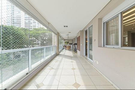 Apartamento à venda com 243m², 3 quartos e 3 vagas Apartamento à venda com 243m², 3 quartos e 3 vagasVaranda