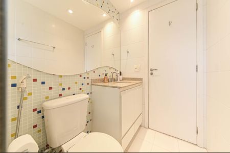 Apartamento à venda com 243m², 3 quartos e 3 vagas Apartamento à venda com 243m², 3 quartos e 3 vagasBanheiro da Suíte 2