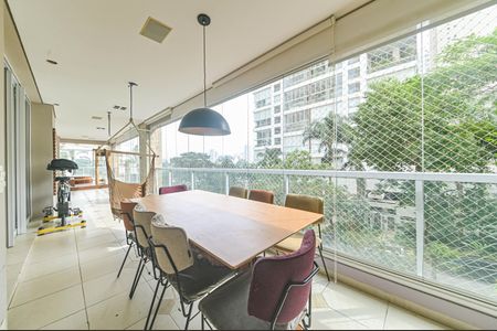 Apartamento à venda com 243m², 3 quartos e 3 vagas Apartamento à venda com 243m², 3 quartos e 3 vagasVaranda