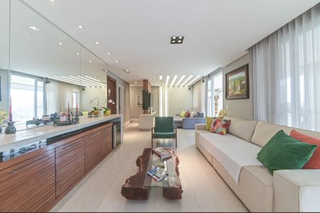 Apartamento à venda com 243m², 3 quartos e 3 vagas Apartamento à venda com 243m², 3 quartos e 3 vagasSala