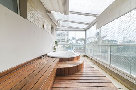 Apartamento à venda com 243m², 3 quartos e 3 vagas Apartamento à venda com 243m², 3 quartos e 3 vagasVaranda