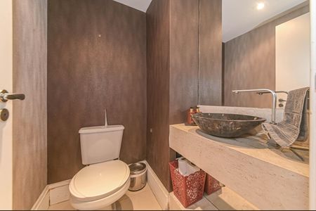 Apartamento à venda com 243m², 3 quartos e 3 vagas Apartamento à venda com 243m², 3 quartos e 3 vagasLavabo