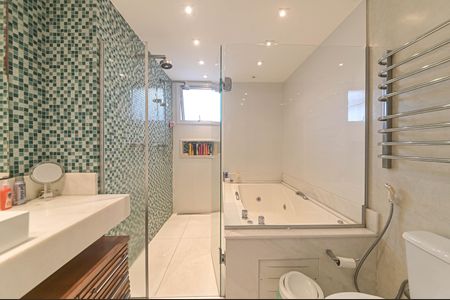 Apartamento à venda com 243m², 3 quartos e 3 vagas Apartamento à venda com 243m², 3 quartos e 3 vagasBanheiro da Suíte 1