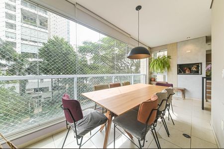 Apartamento à venda com 243m², 3 quartos e 3 vagas Apartamento à venda com 243m², 3 quartos e 3 vagasVaranda