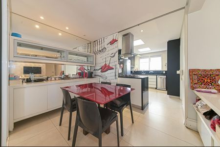 Apartamento à venda com 243m², 3 quartos e 3 vagas Apartamento à venda com 243m², 3 quartos e 3 vagasSala