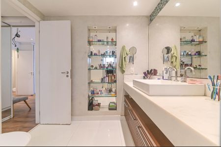 Apartamento à venda com 243m², 3 quartos e 3 vagas Apartamento à venda com 243m², 3 quartos e 3 vagasBanheiro da Suíte 1 - Senhora