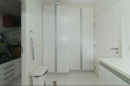 Apartamento à venda com 243m², 3 quartos e 3 vagas Apartamento à venda com 243m², 3 quartos e 3 vagasArea de Serviço