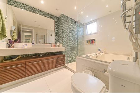 Apartamento à venda com 243m², 3 quartos e 3 vagas Apartamento à venda com 243m², 3 quartos e 3 vagasBanheiro da Suíte 1