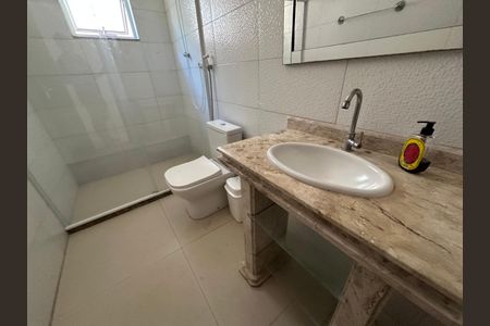 Casa de condomínio para alugar com 200m², 4 quartos e 3 vagasBanheiro 