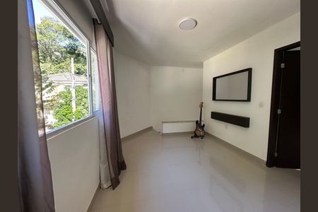 Casa de condomínio para alugar com 200m², 4 quartos e 3 vagasSala íntima 