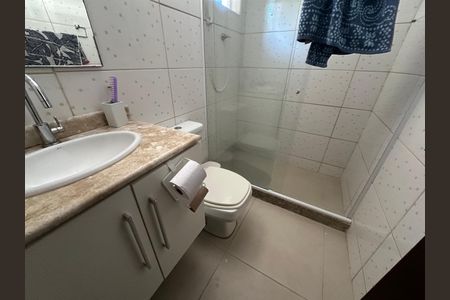 Casa de condomínio para alugar com 200m², 4 quartos e 3 vagasBanheiro quarto 2