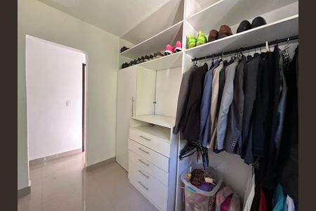 Casa de condomínio para alugar com 200m², 4 quartos e 3 vagasCloset 