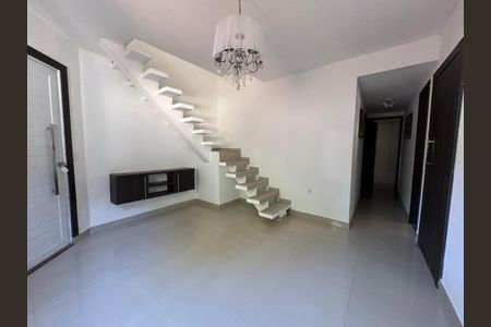 Casa de condomínio para alugar com 200m², 4 quartos e 3 vagasSala