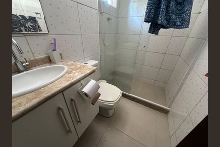Casa de condomínio para alugar com 200m², 4 quartos e 3 vagasBanheiro quarto 2