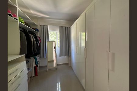 Casa de condomínio para alugar com 200m², 4 quartos e 3 vagasCloset