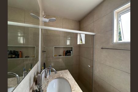Casa de condomínio para alugar com 200m², 4 quartos e 3 vagasBanheiro quarto 3