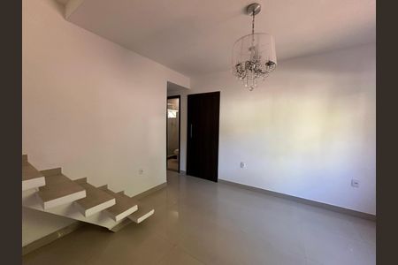 Casa de condomínio para alugar com 200m², 4 quartos e 3 vagasSala