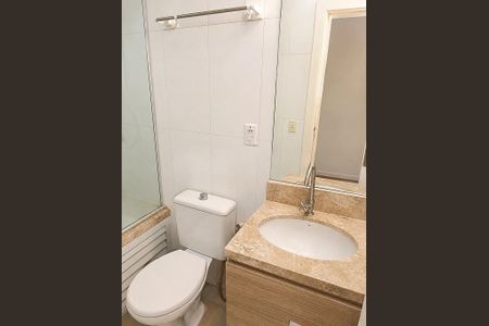 Banheiro social de casa de condomínio para alugar com 2 quartos, 61m² em Jardim do Salso, Porto Alegre