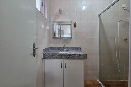 Banheiro de kitnet/studio para alugar com 1 quarto, 50m² em Guilhermina, Praia Grande