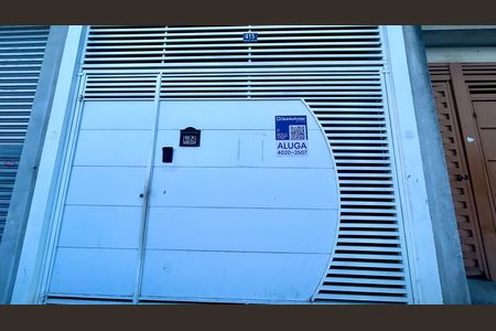 Placa instalada na fachada do imóvel  de casa para alugar com 2 quartos, 131m² em Vila Real, Guarulhos