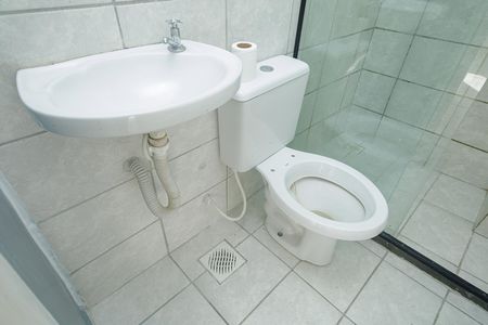 Banheiro de apartamento para alugar com 2 quartos, 45m² em Inhoaíba, Rio de Janeiro