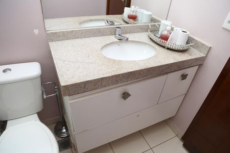 Banheiro 2 de apartamento para alugar com 2 quartos, 70m² em Conjunto Fabiana, Goiânia