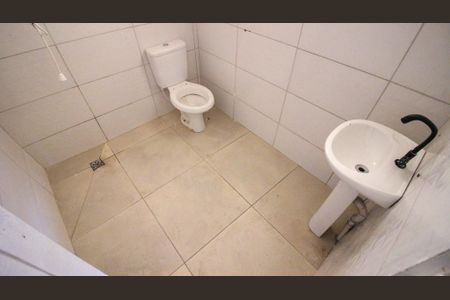 Banheiro social de casa de condomínio à venda com 12 quartos, 360m² em Parque dos Bancarios, São Paulo