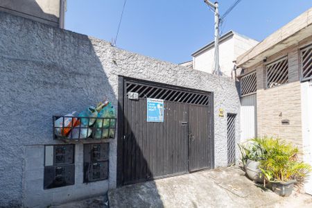 Fachada de casa para alugar com 1 quarto, 30m² em Jardim Marilu, Carapicuíba