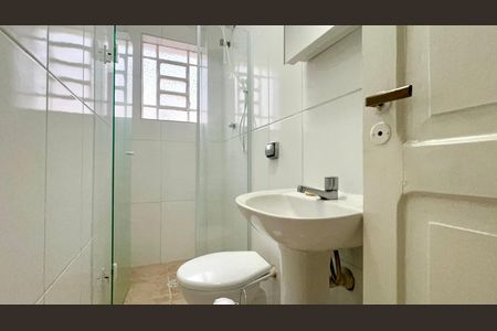 Banheiro de apartamento para alugar com 1 quarto, 25m² em Pinheiros, São Paulo
