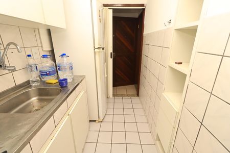 Cozinha de apartamento para alugar com 1 quarto, 80m² em Costa Azul, Salvador