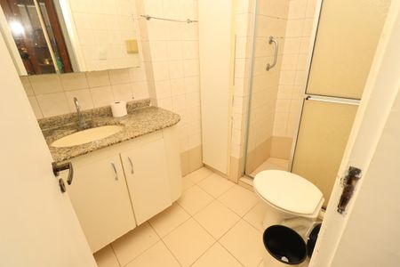 Banheiro social de apartamento para alugar com 1 quarto, 80m² em Costa Azul, Salvador
