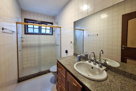 Casa de condomínio para alugar com 470m², 5 quartos e 2 vagas Casa de condomínio para alugar com 470m², 5 quartos e 2 vagasBanheiro social 1
