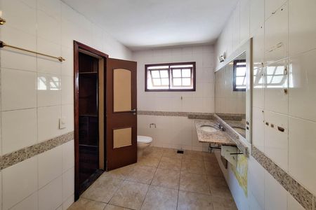 Casa de condomínio para alugar com 470m², 5 quartos e 2 vagas Casa de condomínio para alugar com 470m², 5 quartos e 2 vagasBanheiro da Suíte 2