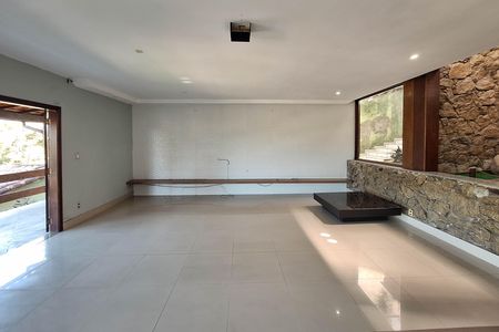 Sala de casa de condomínio para alugar com 4 quartos, 390m² em Badu, Niterói