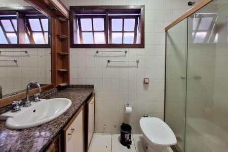 Casa de condomínio para alugar com 470m², 5 quartos e 2 vagas Casa de condomínio para alugar com 470m², 5 quartos e 2 vagasBanheiro da Suíte 1