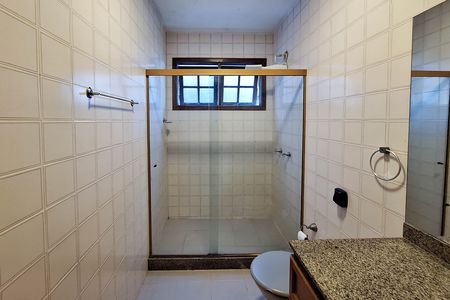 Casa de condomínio para alugar com 470m², 5 quartos e 2 vagas Casa de condomínio para alugar com 470m², 5 quartos e 2 vagasBanheiro social 1