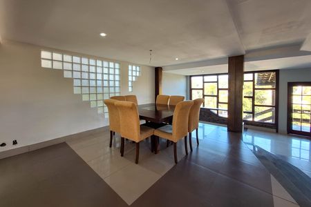 Sala de casa de condomínio para alugar com 4 quartos, 390m² em Badu, Niterói