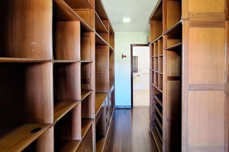 Casa de condomínio para alugar com 470m², 5 quartos e 2 vagas Casa de condomínio para alugar com 470m², 5 quartos e 2 vagasCloset da suíte 2