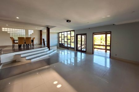 Sala de casa de condomínio para alugar com 4 quartos, 390m² em Badu, Niterói