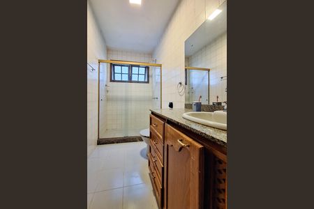 Banheiro social 1 de casa de condomínio à venda com 4 quartos, 390m² em Badu, Niterói