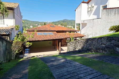 Casa de condomínio para alugar com 470m², 5 quartos e 2 vagas Casa de condomínio para alugar com 470m², 5 quartos e 2 vagasFachada