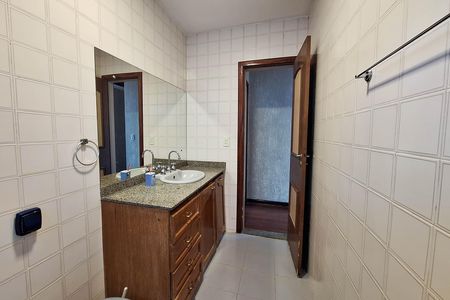 Casa de condomínio para alugar com 470m², 5 quartos e 2 vagas Casa de condomínio para alugar com 470m², 5 quartos e 2 vagasBanheiro social 1