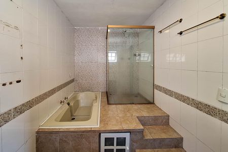 Casa de condomínio para alugar com 470m², 5 quartos e 2 vagas Casa de condomínio para alugar com 470m², 5 quartos e 2 vagasBanheiro da Suíte 2