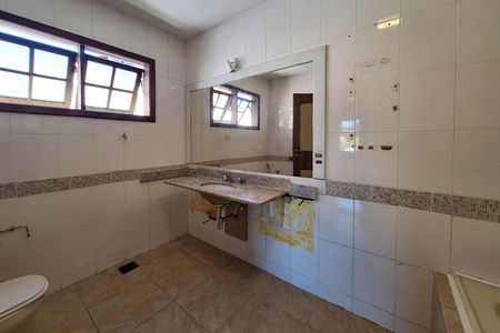 Casa de condomínio para alugar com 470m², 5 quartos e 2 vagas Casa de condomínio para alugar com 470m², 5 quartos e 2 vagasBanheiro da Suíte 2